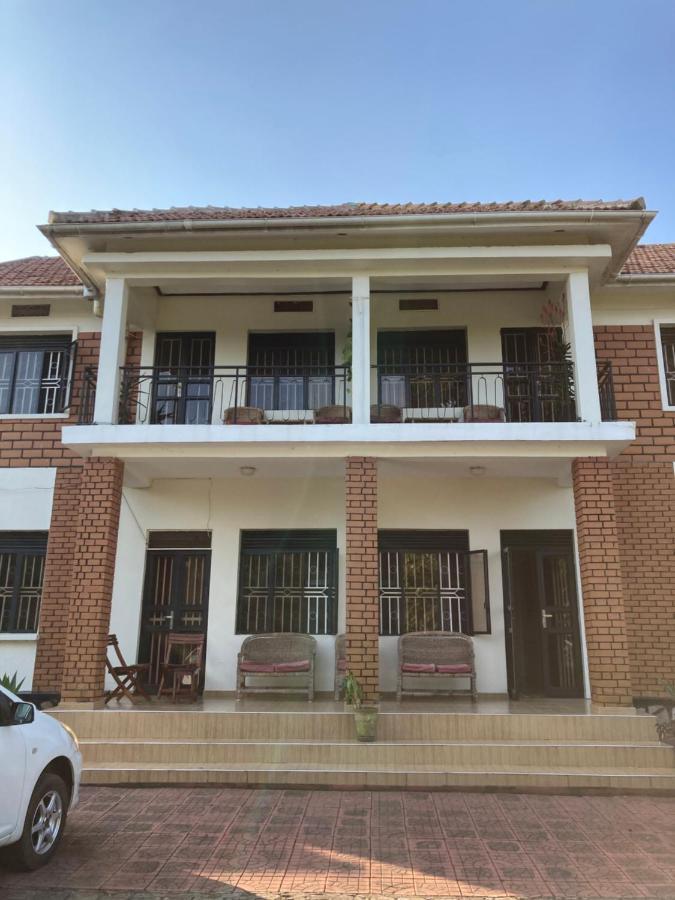 Okra House Hotel Entebbe Buitenkant foto