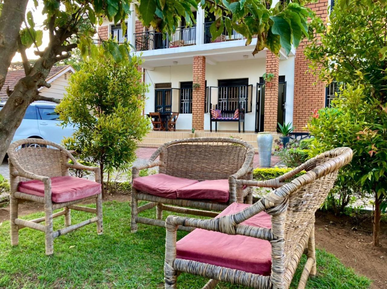 Okra House Hotel Entebbe Buitenkant foto