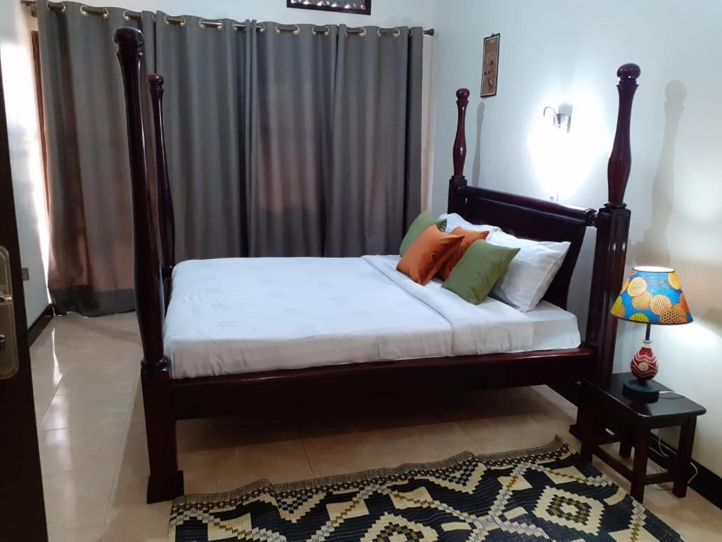 Okra House Hotel Entebbe Buitenkant foto