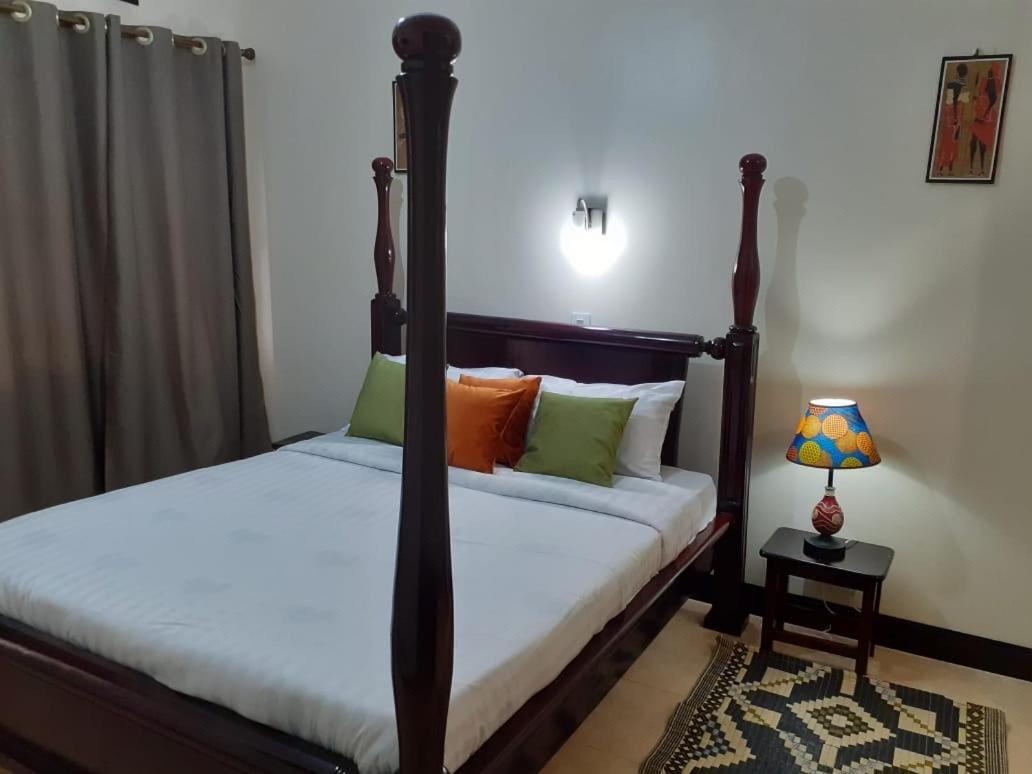 Okra House Hotel Entebbe Buitenkant foto