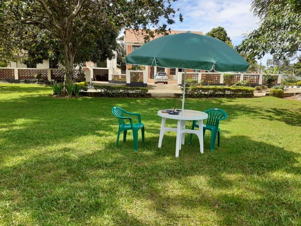Okra House Hotel Entebbe Buitenkant foto
