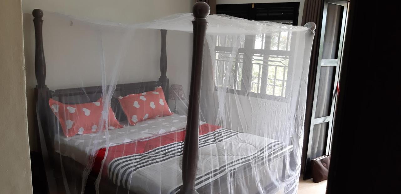 Okra House Hotel Entebbe Buitenkant foto