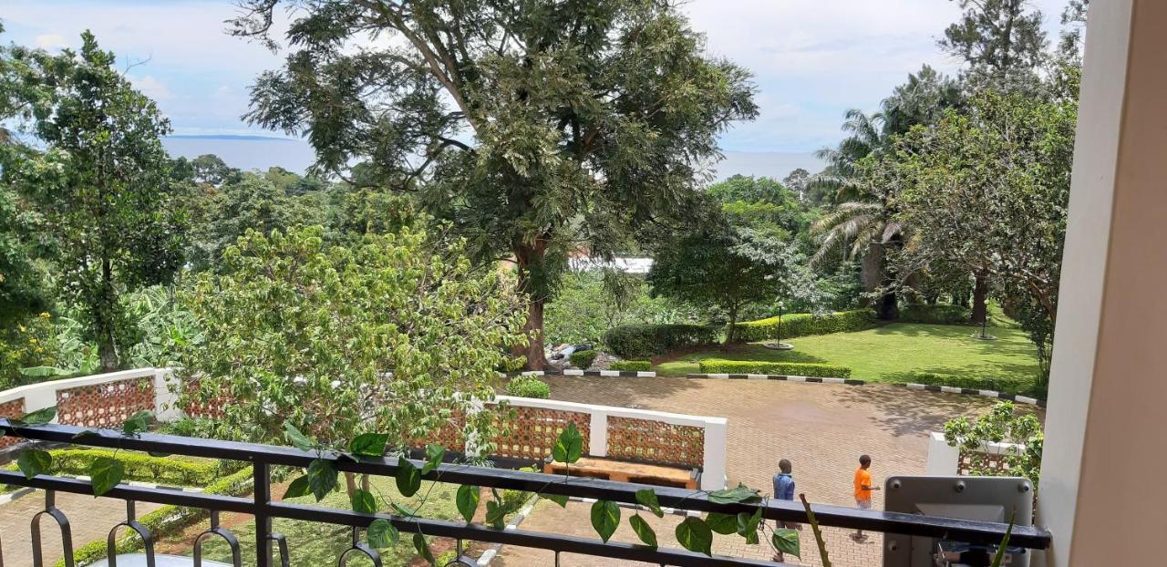 Okra House Hotel Entebbe Buitenkant foto